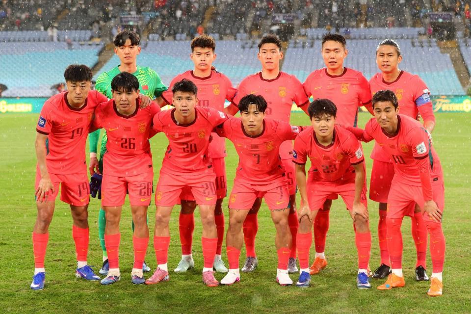 九游娱乐-国足战喀麦隆或变阵3中卫！训练曝光防线首发：朱辰杰+4位U23红星